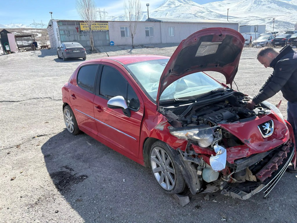Önü hasarlı kırmızı hatchback